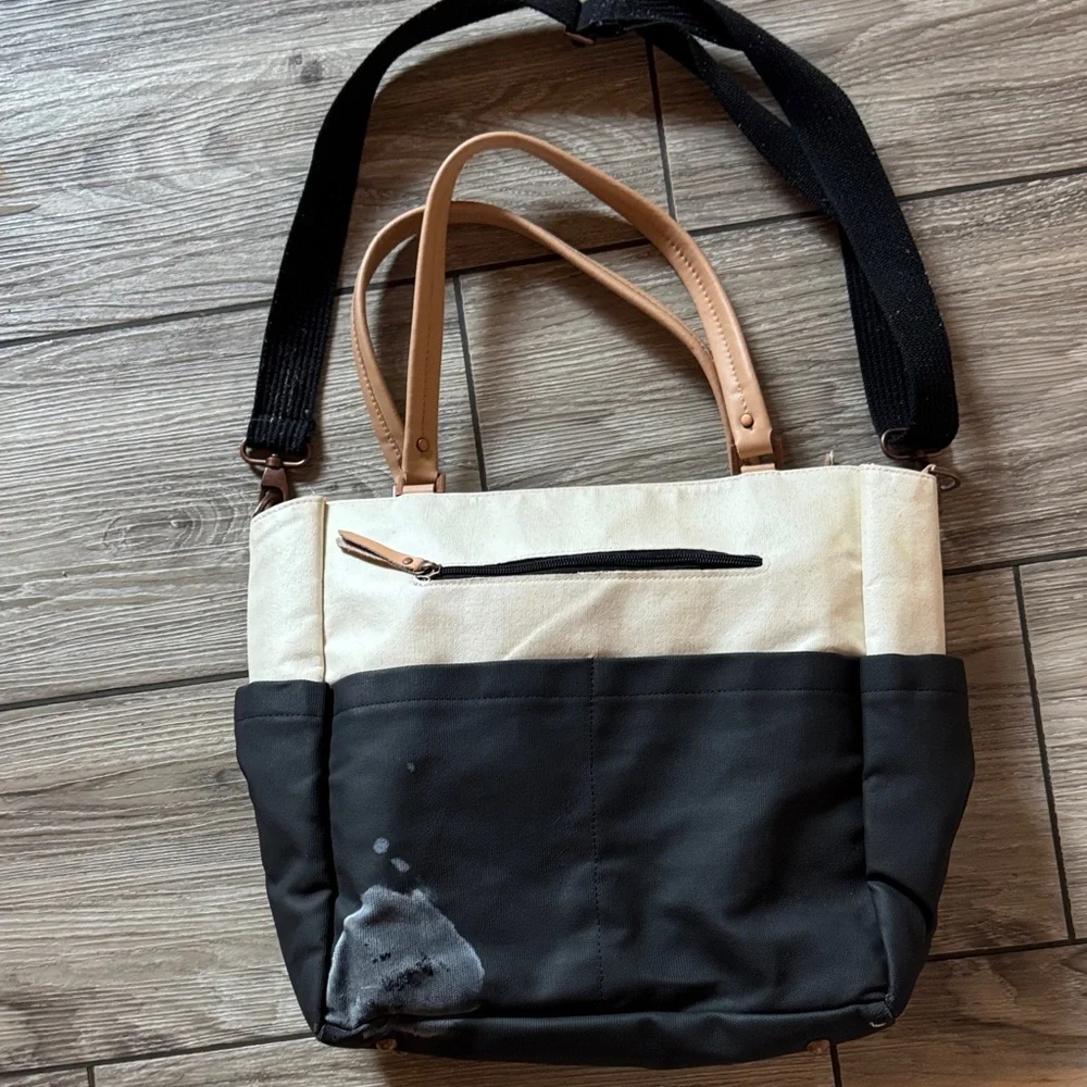 Petunia Pickle Bottom City Carryall, Birch/Black Diaper Bag